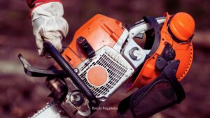 O que é uma mistura pobre e como ela afeta o funcionamento da motosserra?