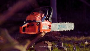 Por que a rotação da motosserra não cai quando a corrente está sem corte?