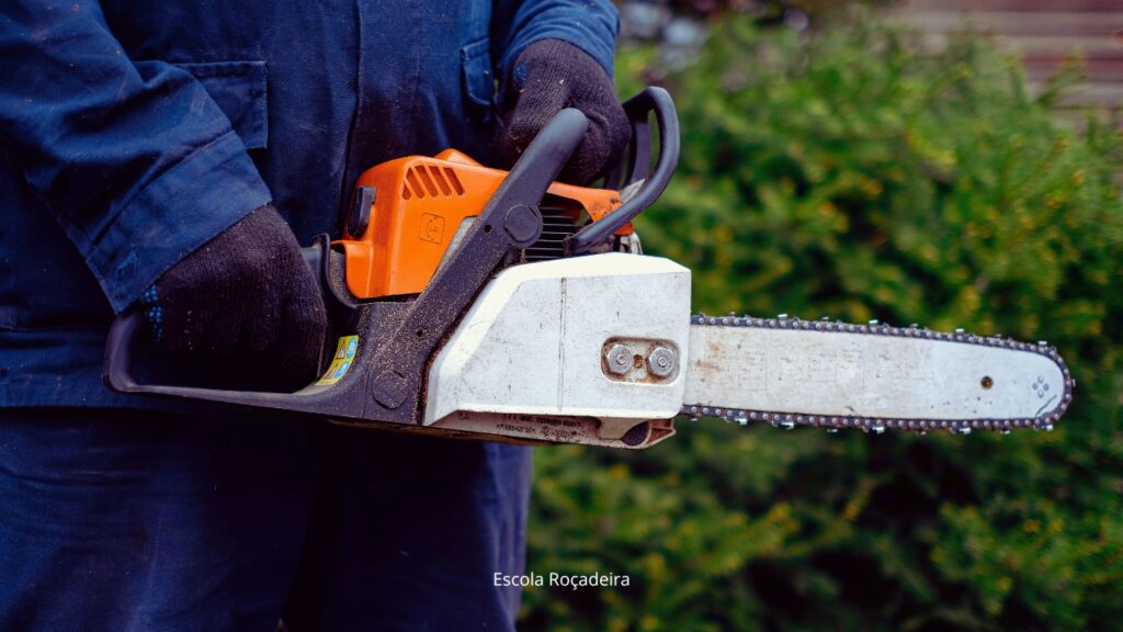 O que é o jogo do pinhão da motosserra e para que serve? 1 motosserra a gasolina pronta para uso