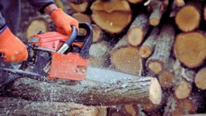 Como o superaquecimento pode causar o derretimento do pistão em motosserras importadas?