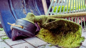 Como desmontar a embreagem sem danificar o eixo da roçadeira?