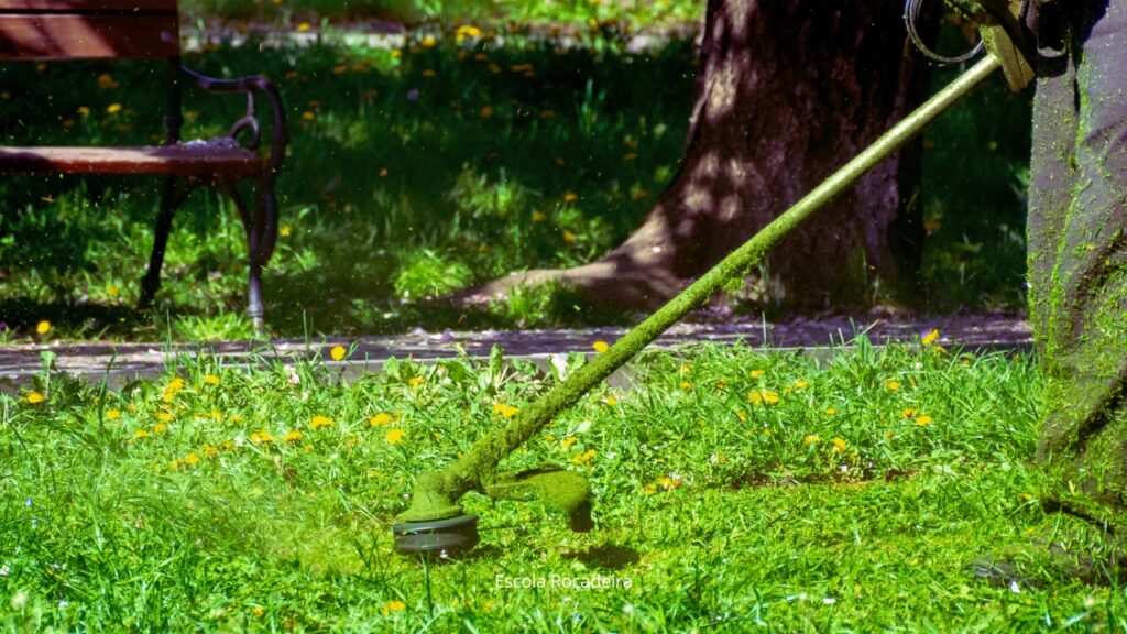 Quais são os erros comuns na hora de montar a tampa do carburador da roçadeira? 2 roçadeira a gasolina cortando mato